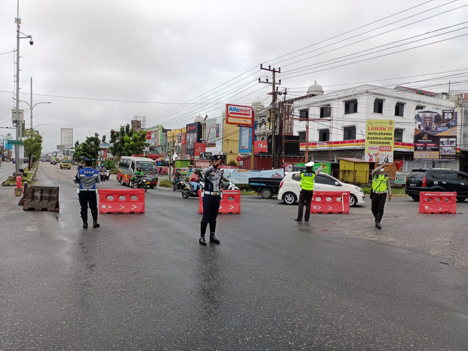 PPKM Mikro, Polresta Pekanbaru Berlakukan Penyekatan Lalin Di Jalan HR Subrantas